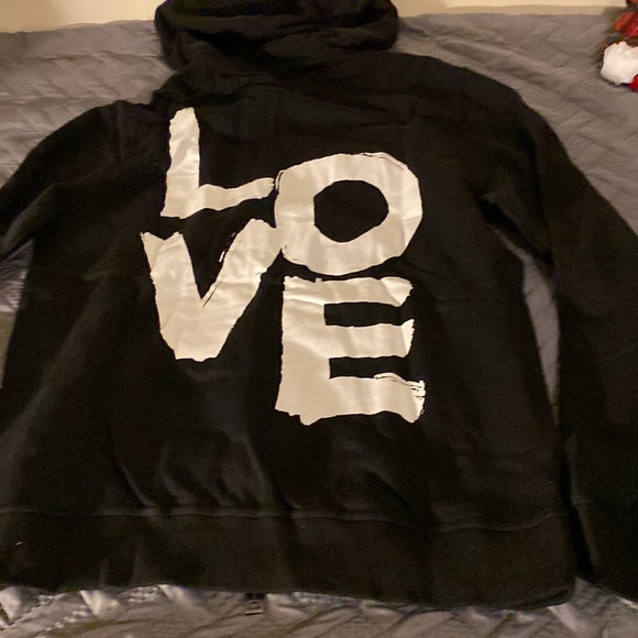Brand new Burberry with Love logo. I just want to sale everything my closet - Picture 4 of 6
